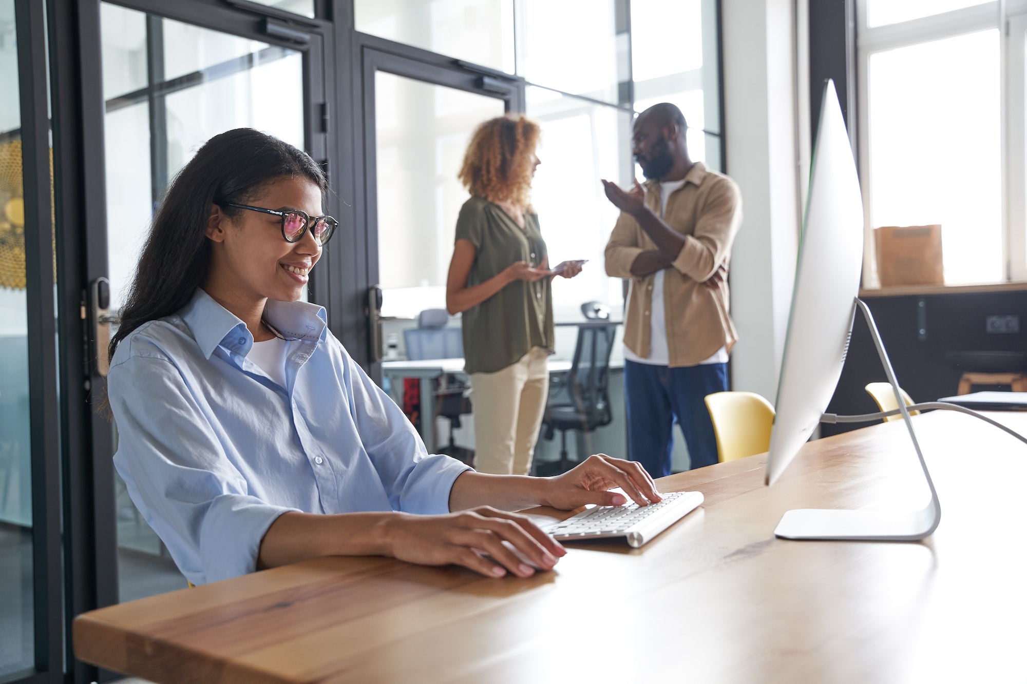 Telecom consulting, Employee speaking with customer via social network